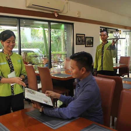 Hotel Grand Karawang Indah Esterno foto