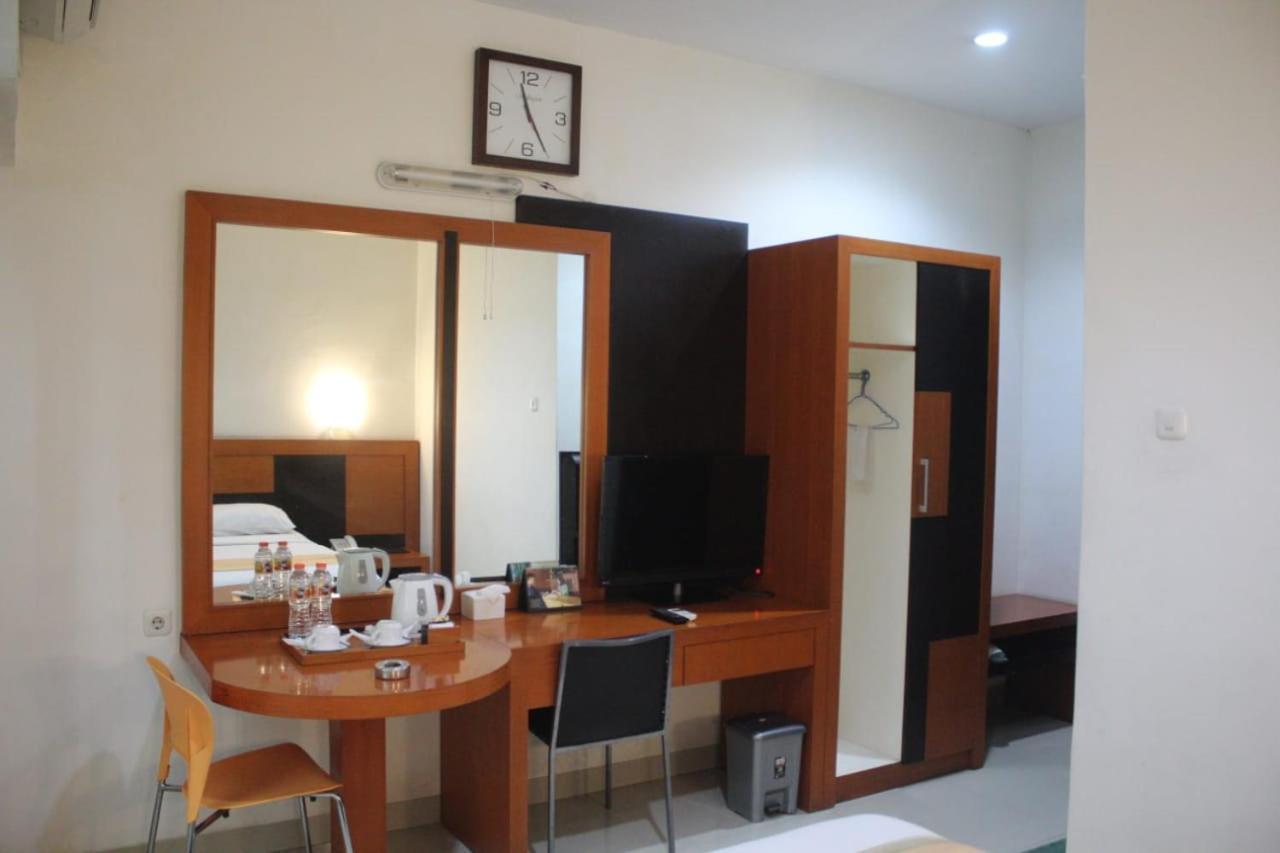 Hotel Grand Karawang Indah Esterno foto