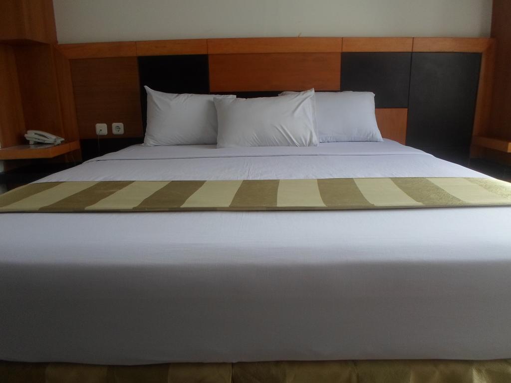 Hotel Grand Karawang Indah Esterno foto