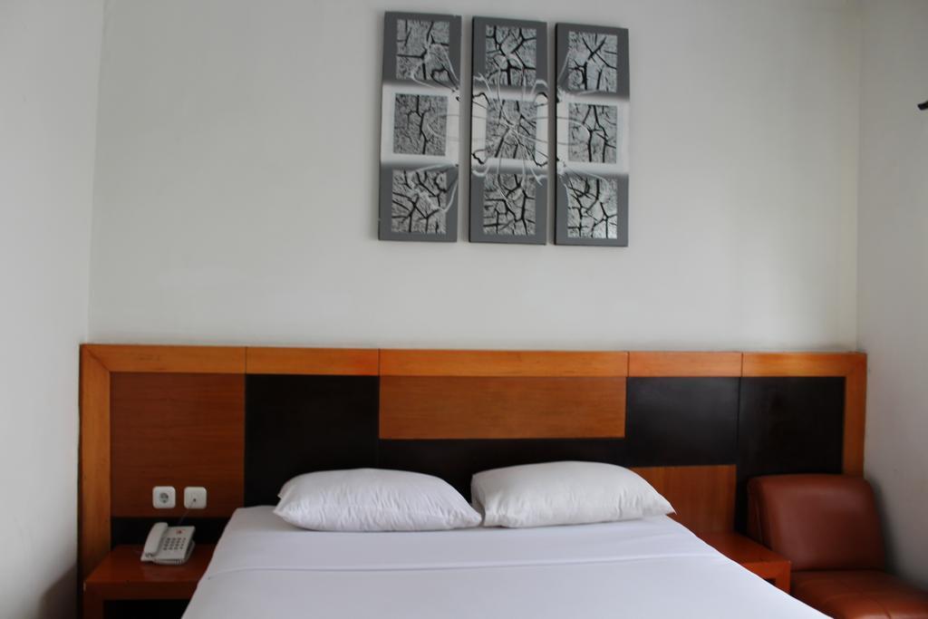 Hotel Grand Karawang Indah Esterno foto