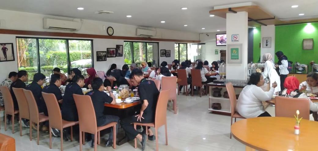 Hotel Grand Karawang Indah Esterno foto