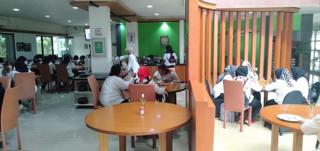 Hotel Grand Karawang Indah Esterno foto